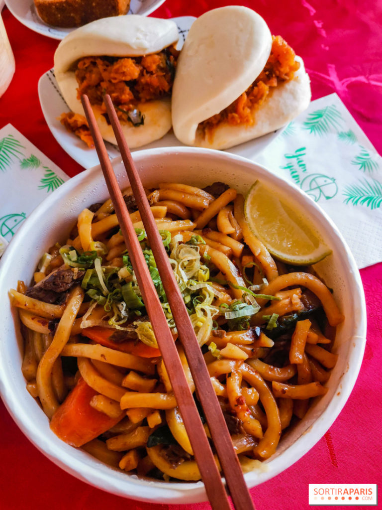 Une envie de street-food exotique ? Yam Yam, enseigne présente à Paris et à Cergy, propose une street-food entre Asie et France. Sur la carte ? Des baos, nems, gyozas, ou encore des banh mi. Mais, pas seulement. Car Yam Yam c'est aussi des bowls et des plats un peu plus élaborés, entre curry et nouilles udon.